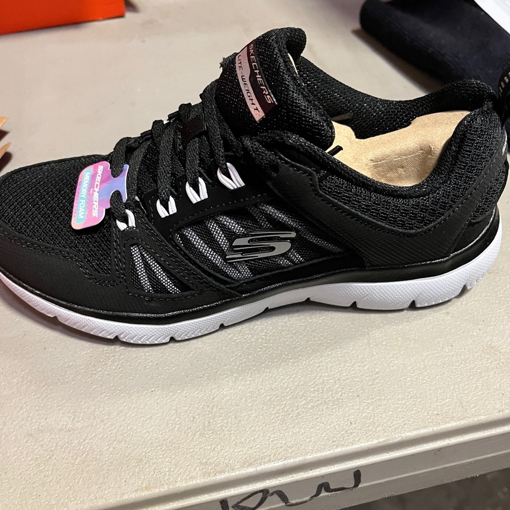 Women’s sketchers Summits New World